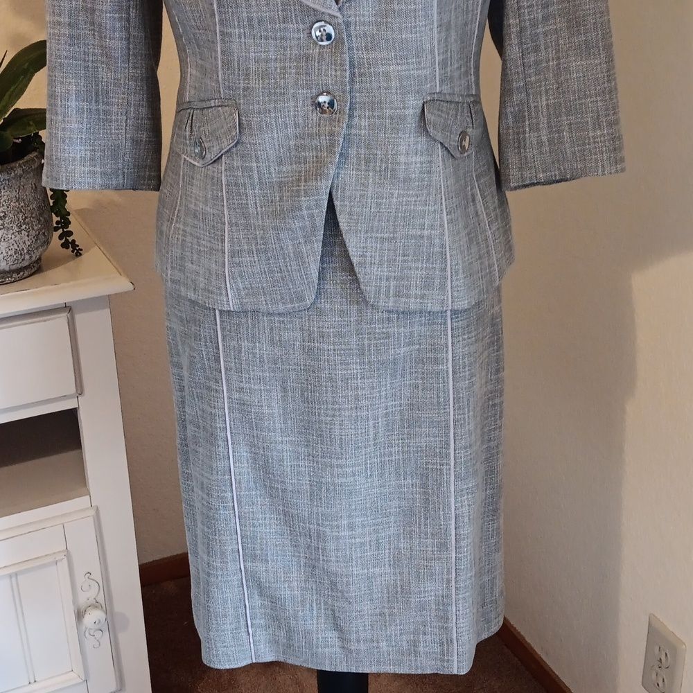 White House Black Market Two-Piece Suit. Career. Professional - Picture 3 of 12